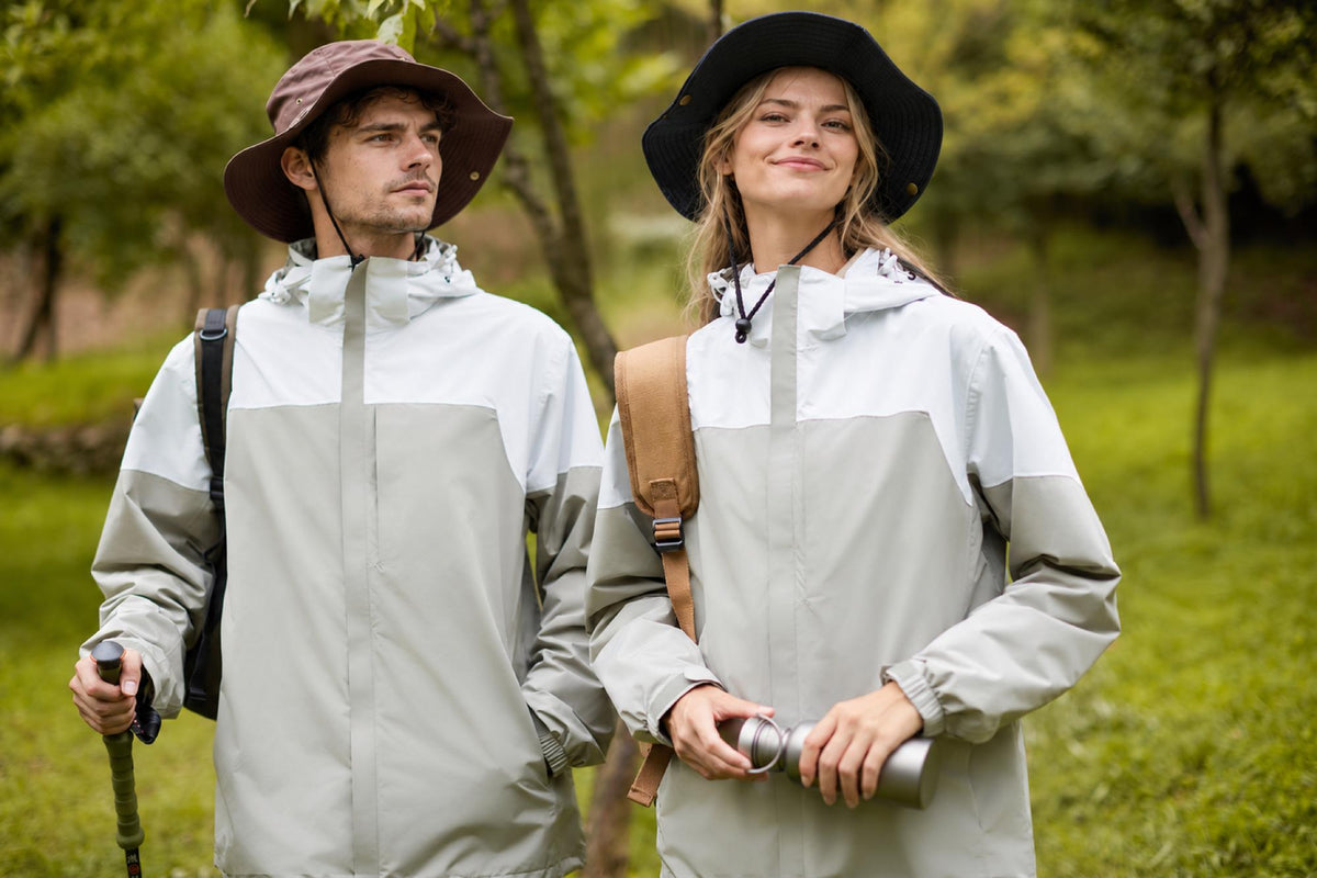 Two people wearing the Fernlow 3-in-1 hiking jacket in Rock Grey-Green